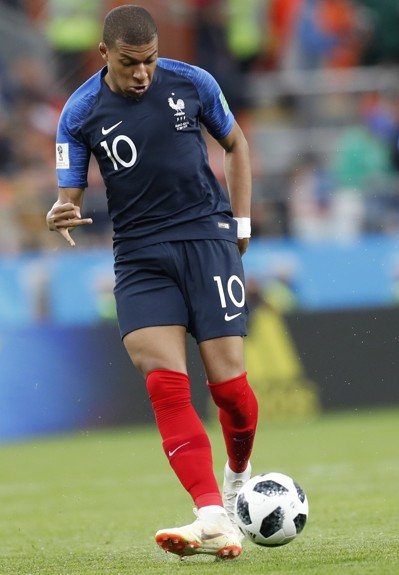 还是防不住！小巴里·布朗半场8中5砍下17分2板1助 正负值+18（火力全开！小巴里·布朗半场8投5中轰下17分2板1助，正负值+18）