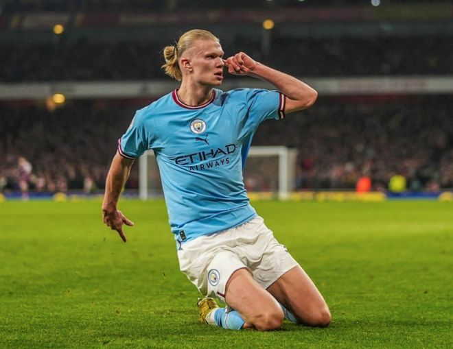 永远的科皇！拜仁在对阵圣保利赛前为科曼补办告别仪式